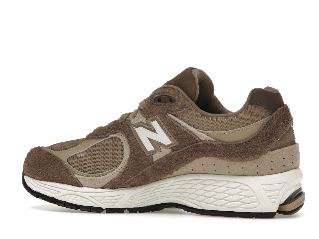 Vue 21 de New Balance 2002R ASOS Exclusive Brown