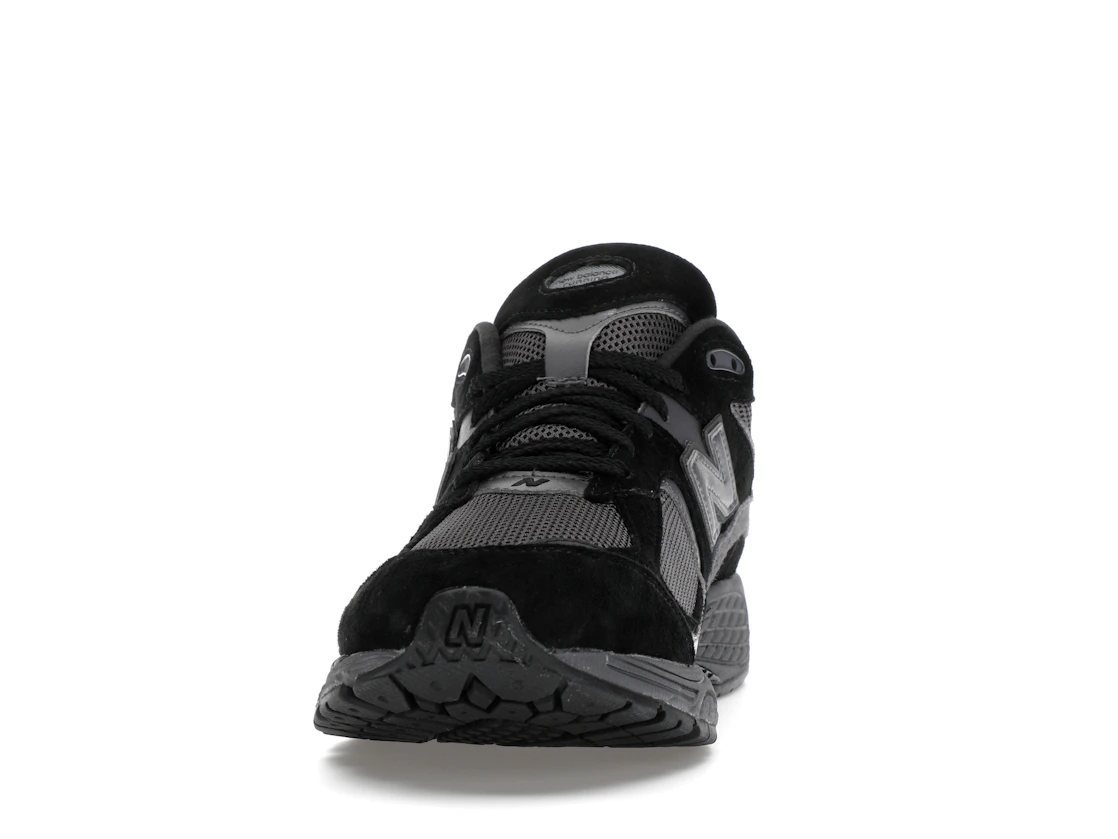 Vue 11 de New Balance 2002R Black Dark Grey