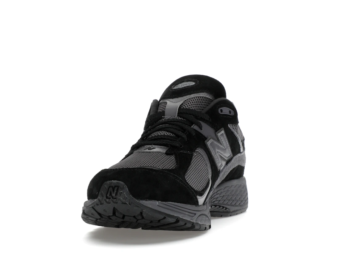 Vue 12 de New Balance 2002R Black Dark Grey