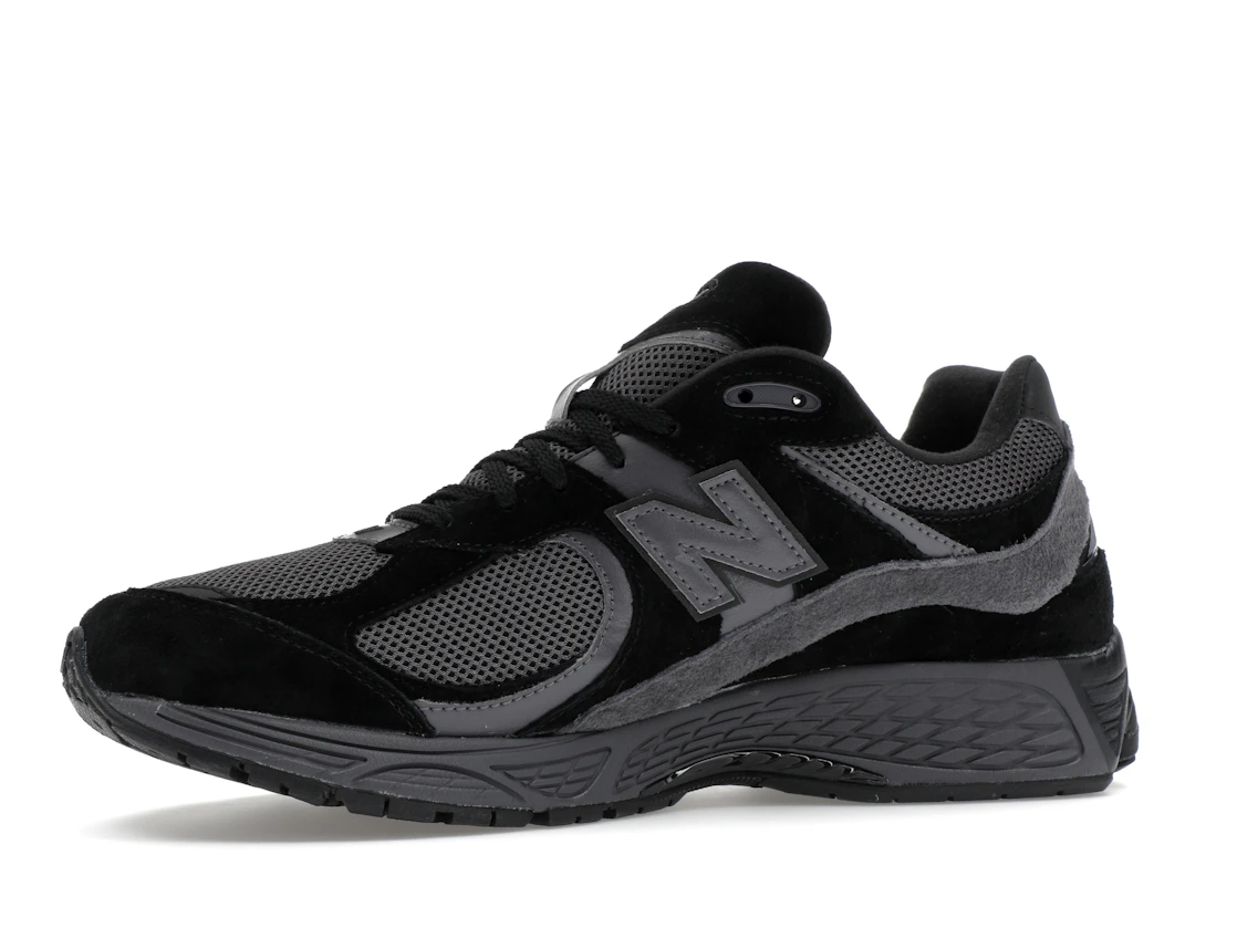 Vue 17 de New Balance 2002R Black Dark Grey