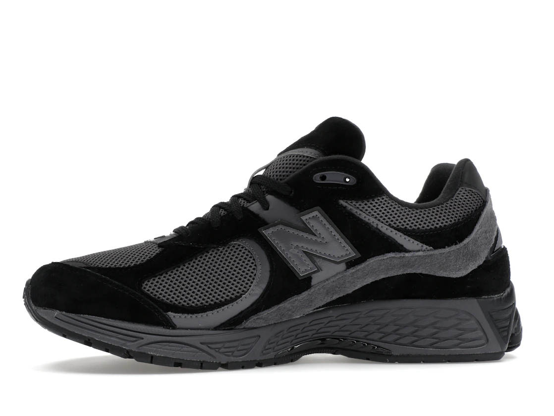 Vue 18 de New Balance 2002R Black Dark Grey