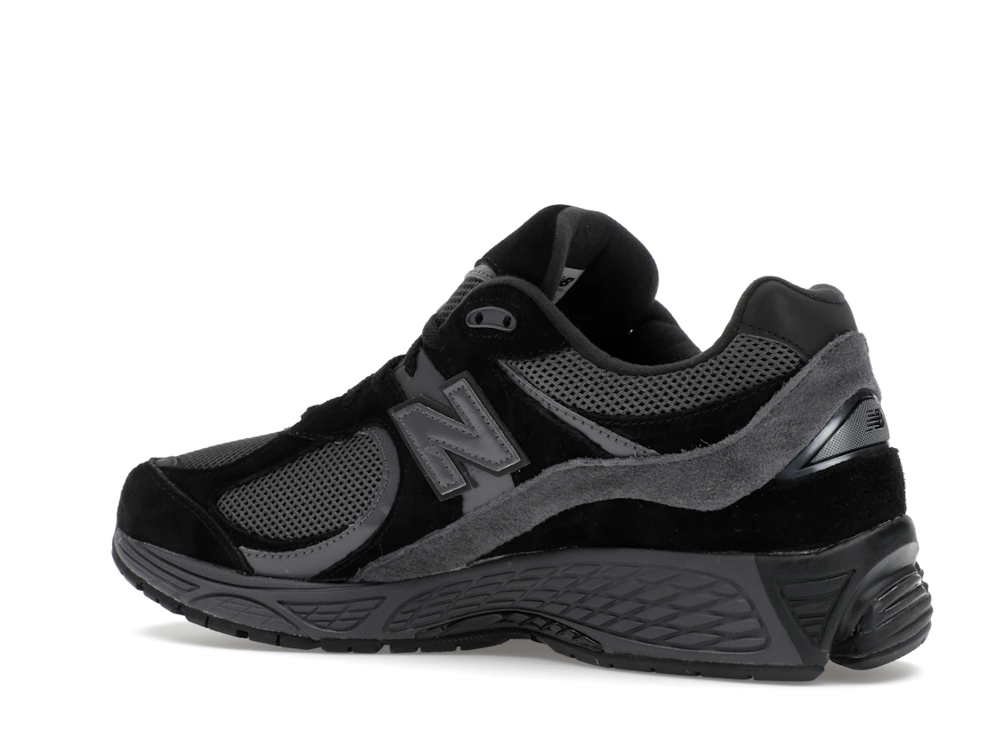 Vue 22 de New Balance 2002R Black Dark Grey
