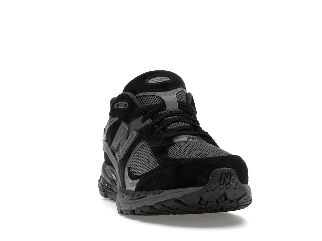 Vue 8 de New Balance 2002R Black Dark Grey