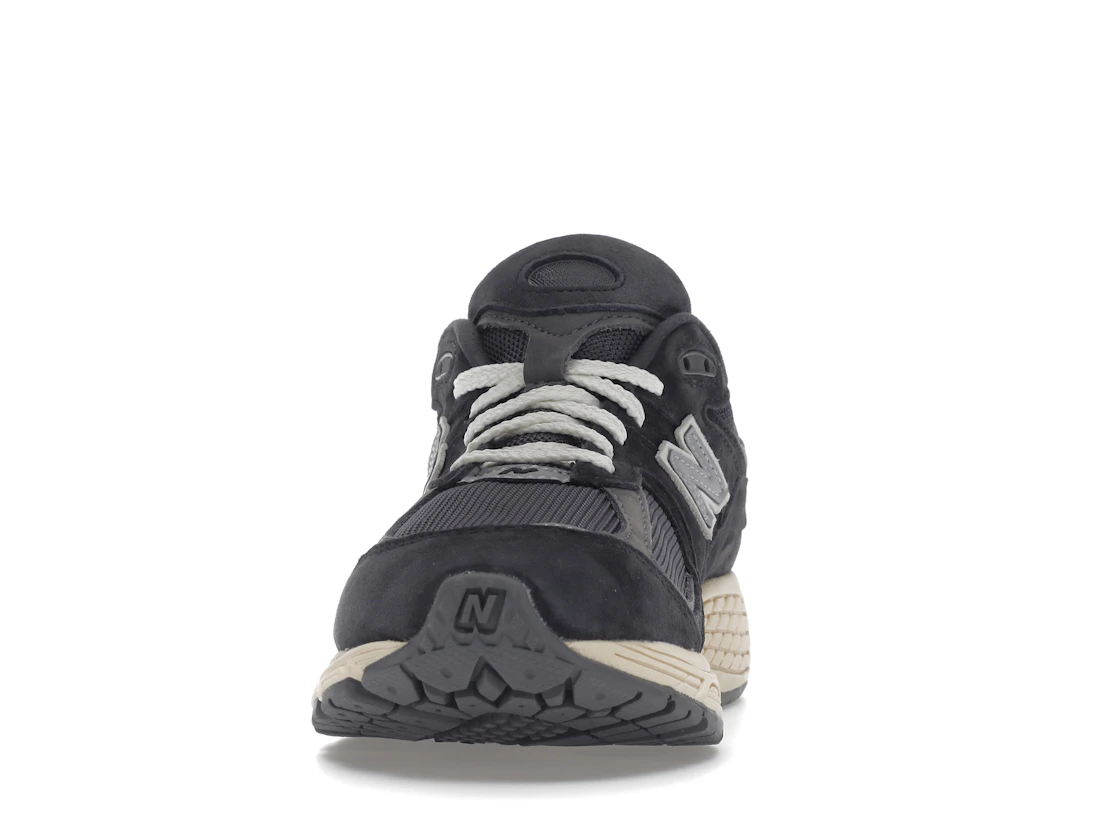 Vue 11 de New Balance 2002R Black Dark Grey