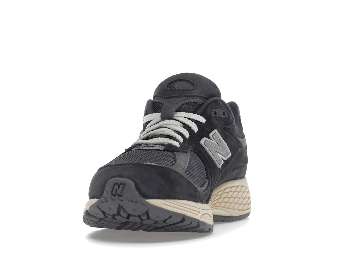 Vue 12 de New Balance 2002R Black Dark Grey