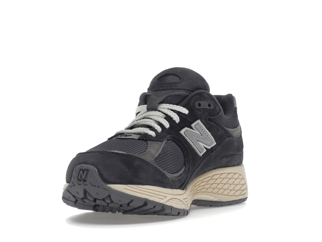 Vue 13 de New Balance 2002R Black Dark Grey