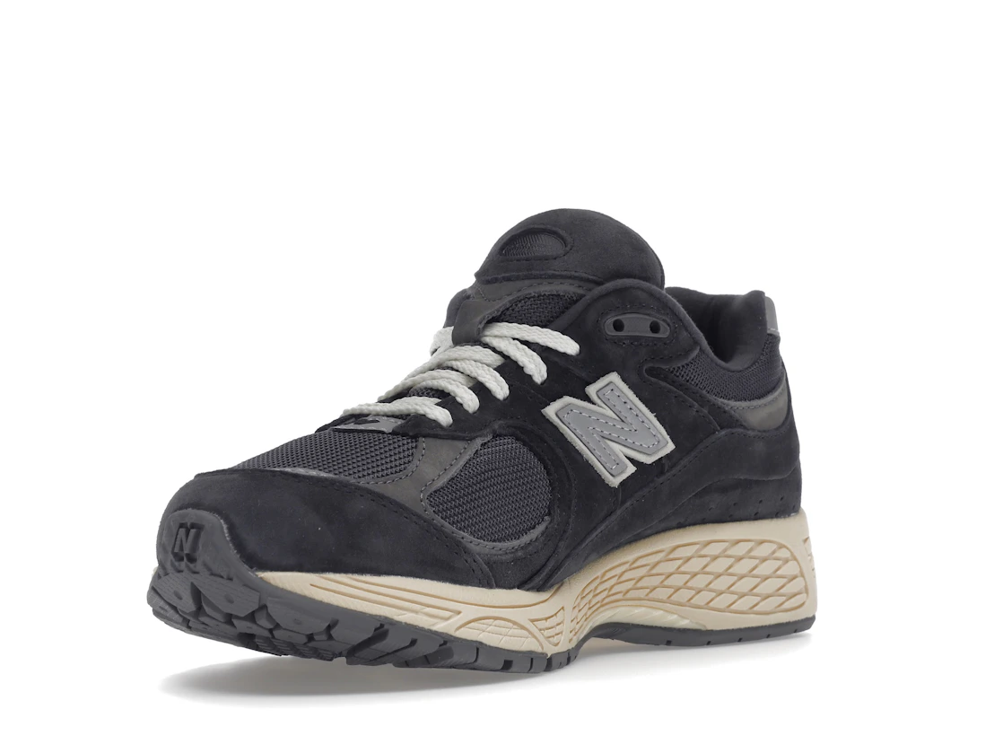 Vue 14 de New Balance 2002R Black Dark Grey