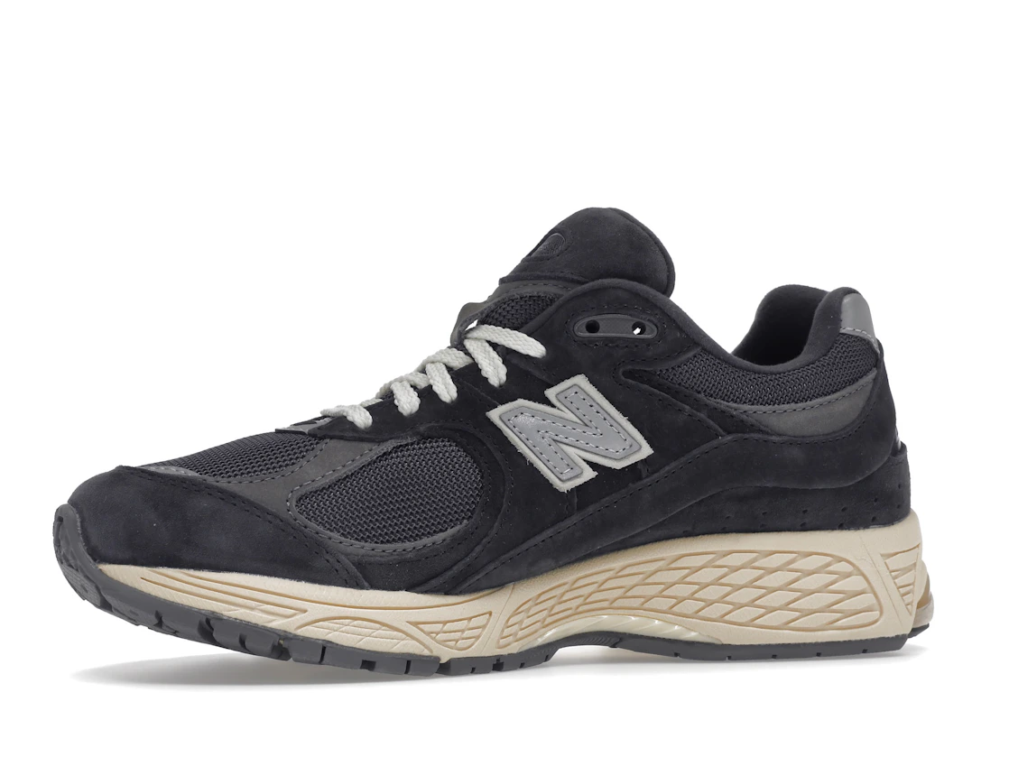 Vue 17 de New Balance 2002R Black Dark Grey
