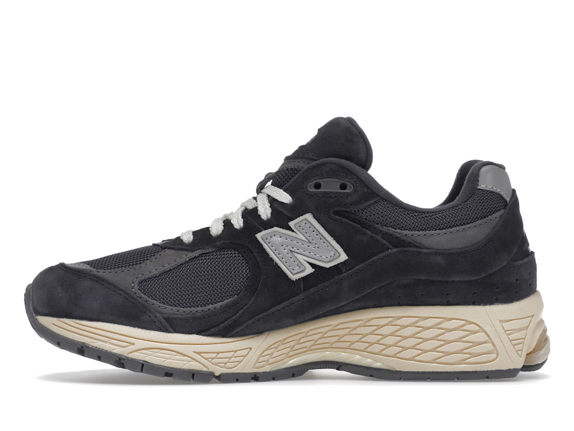 Vue 19 de New Balance 2002R Black Dark Grey