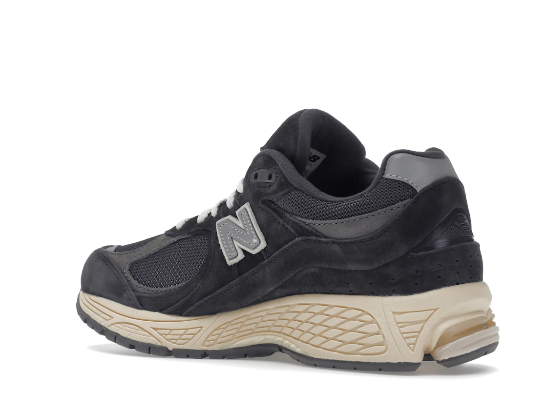 Vue 23 de New Balance 2002R Black Dark Grey