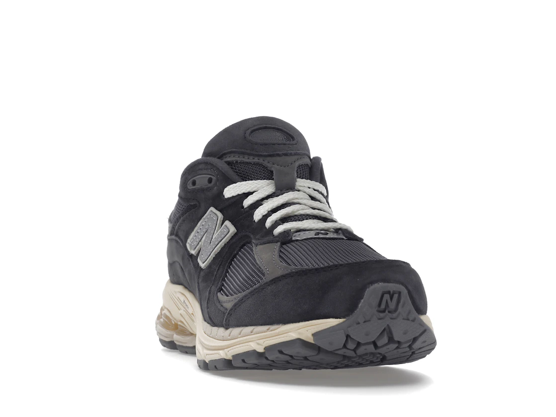 Vue 8 de New Balance 2002R Black Dark Grey