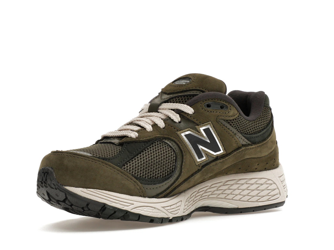 Vue 15 de New Balance 2002R Dark Olive