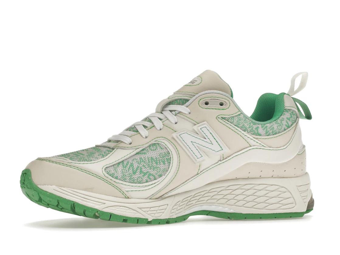 Vue 17 de New Balance 2002R GANNI Turtledove