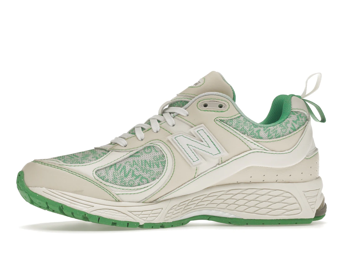 Vue 18 de New Balance 2002R GANNI Turtledove