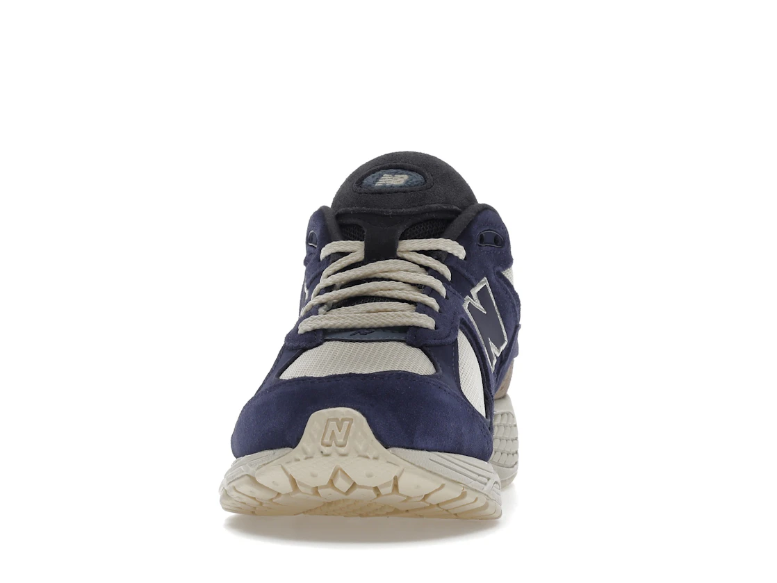 Vue 11 de New Balance 2002R Light Cream Purple