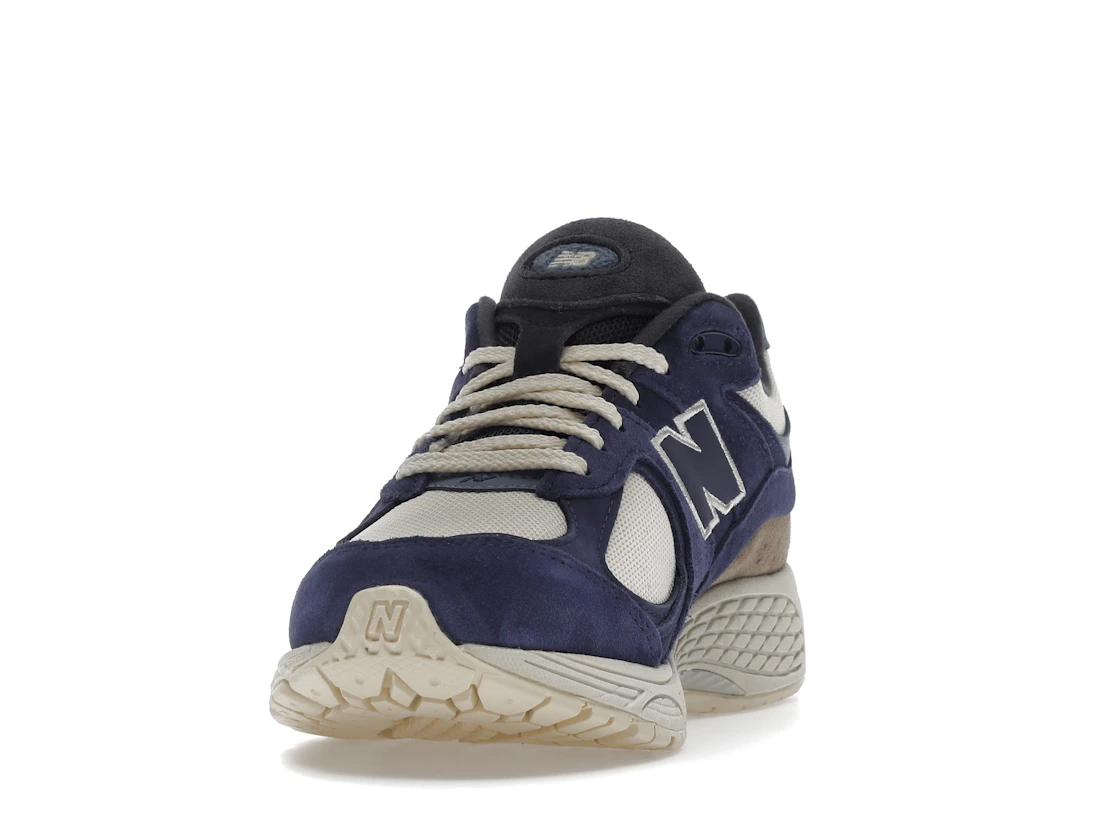 Vue 12 de New Balance 2002R Light Cream Purple