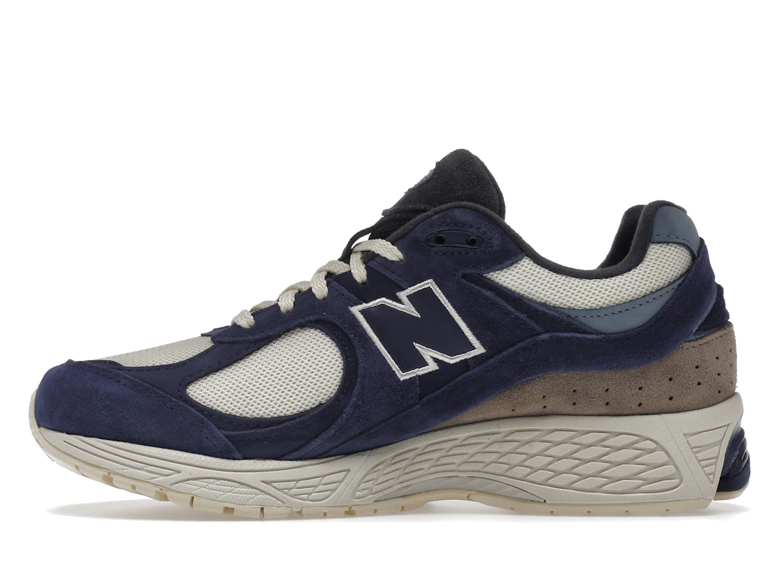 Vue 19 de New Balance 2002R Light Cream Purple