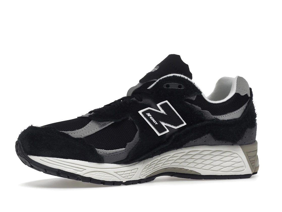 Vue 17 de New Balance 2002R Protection Pack Black Grey