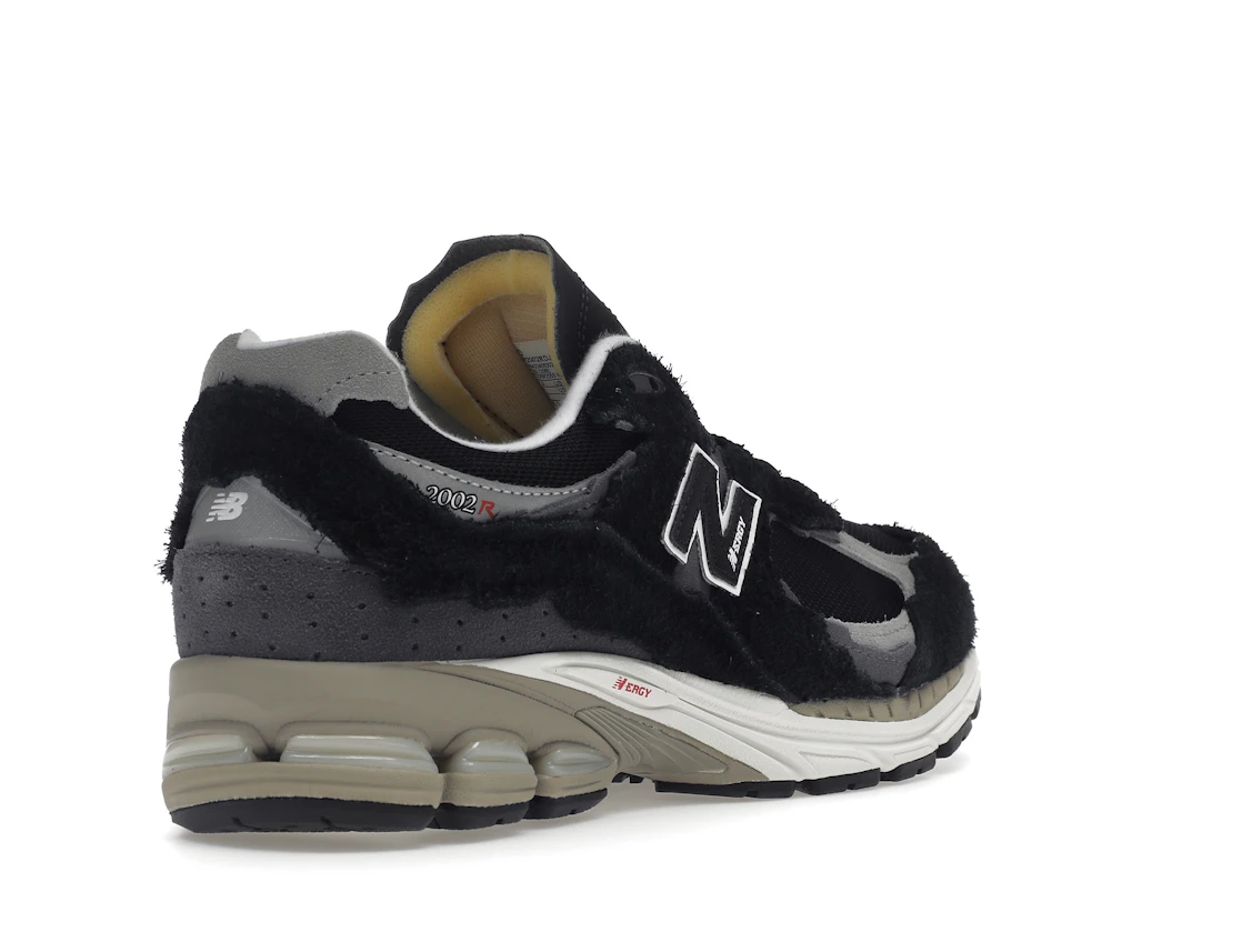 Vue 32 de New Balance 2002R Protection Pack Black Grey