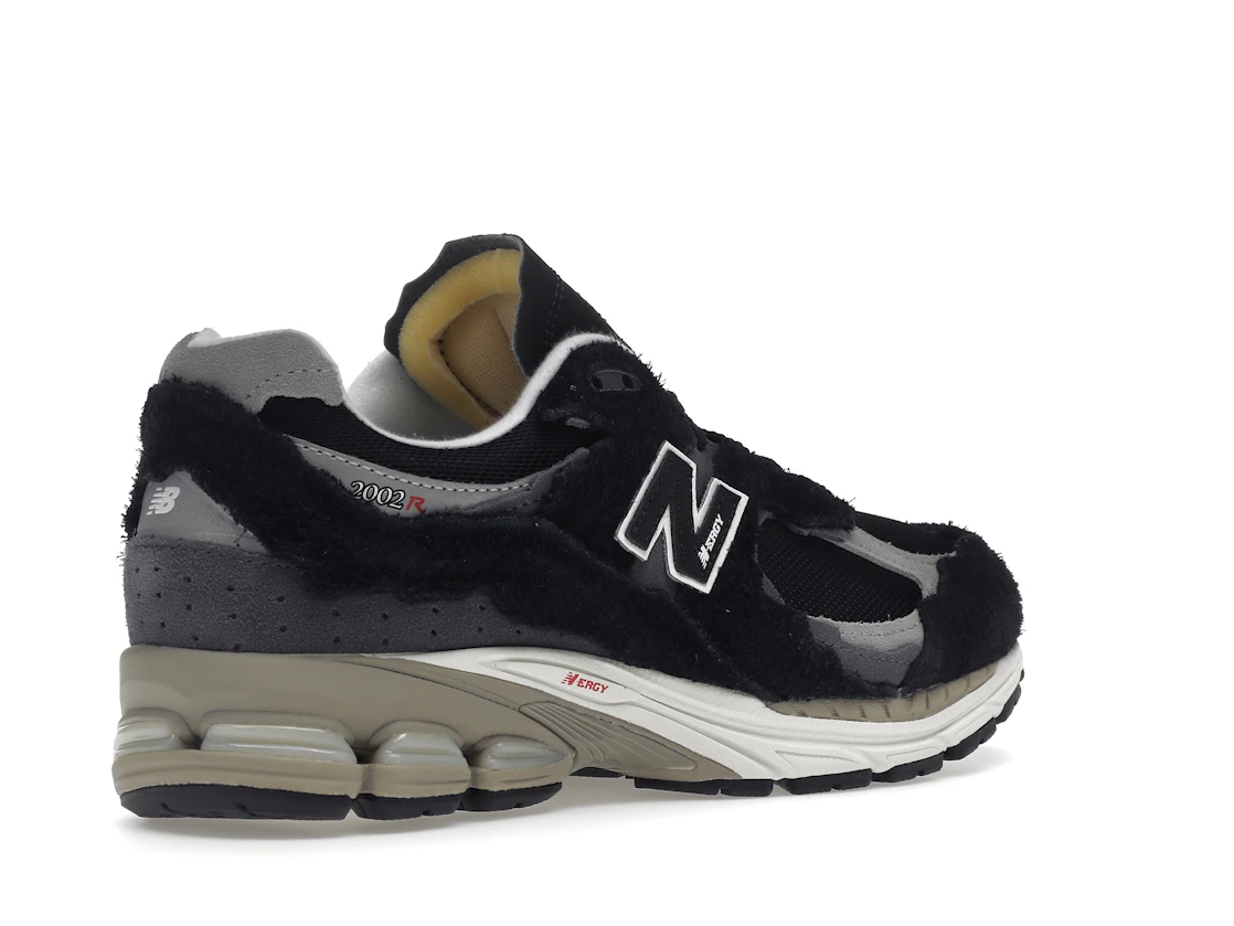 Vue 33 de New Balance 2002R Protection Pack Black Grey