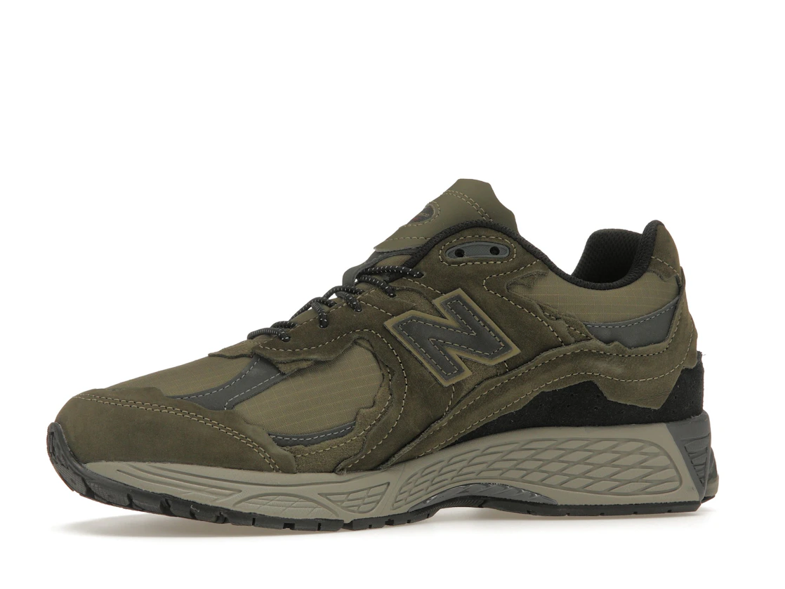 Vue 17 de New Balance 2002R Protection Pack Dark Moss