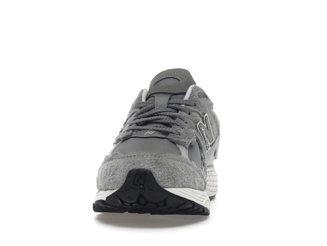 Vue 11 de New Balance 2002R Protection Pack Grey