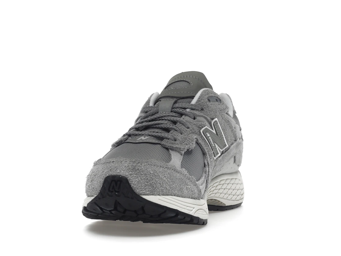 Vue 12 de New Balance 2002R Protection Pack Grey