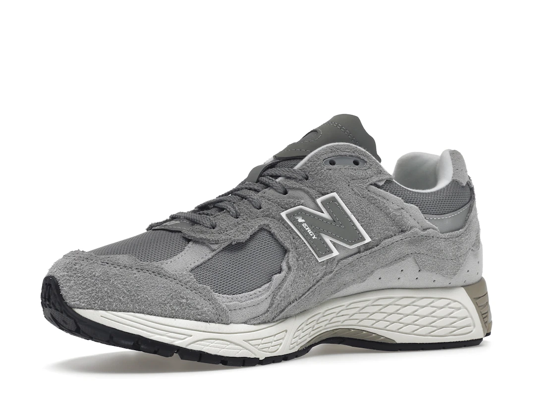 Vue 16 de New Balance 2002R Protection Pack Grey