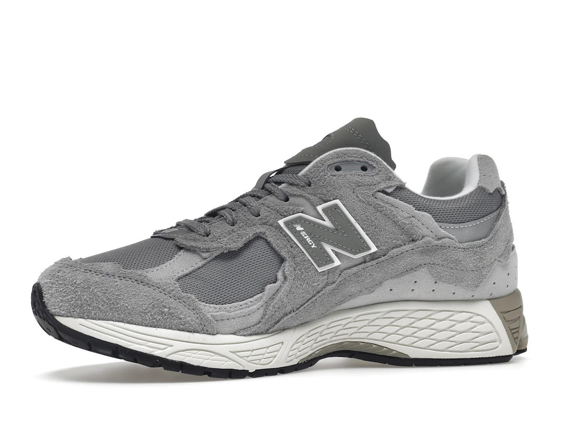 Vue 17 de New Balance 2002R Protection Pack Grey