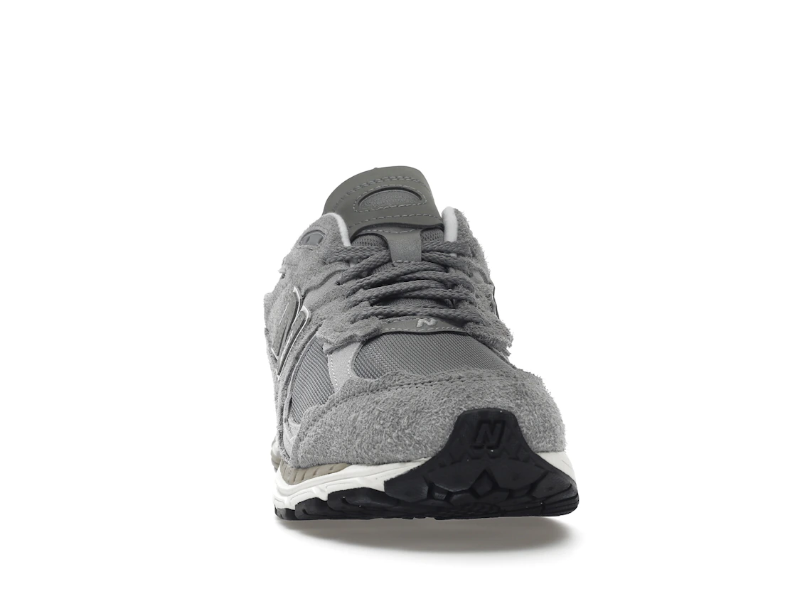 Vue 9 de New Balance 2002R Protection Pack Grey