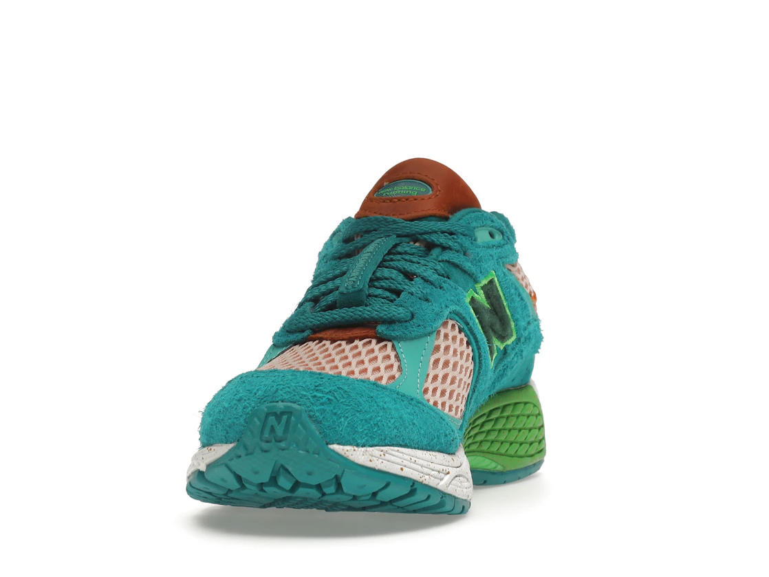 Vue 12 de New Balance 2002R Salehe Bembury Water Be The Guide