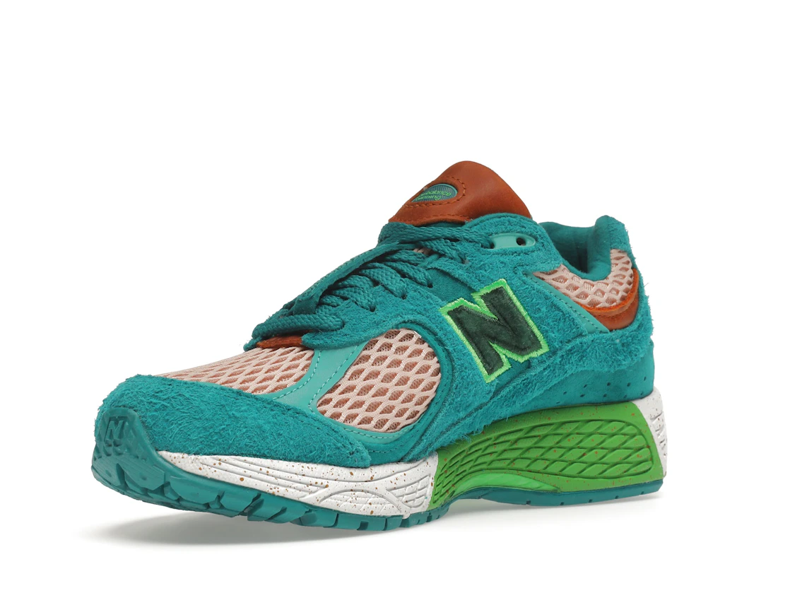 Vue 15 de New Balance 2002R Salehe Bembury Water Be The Guide