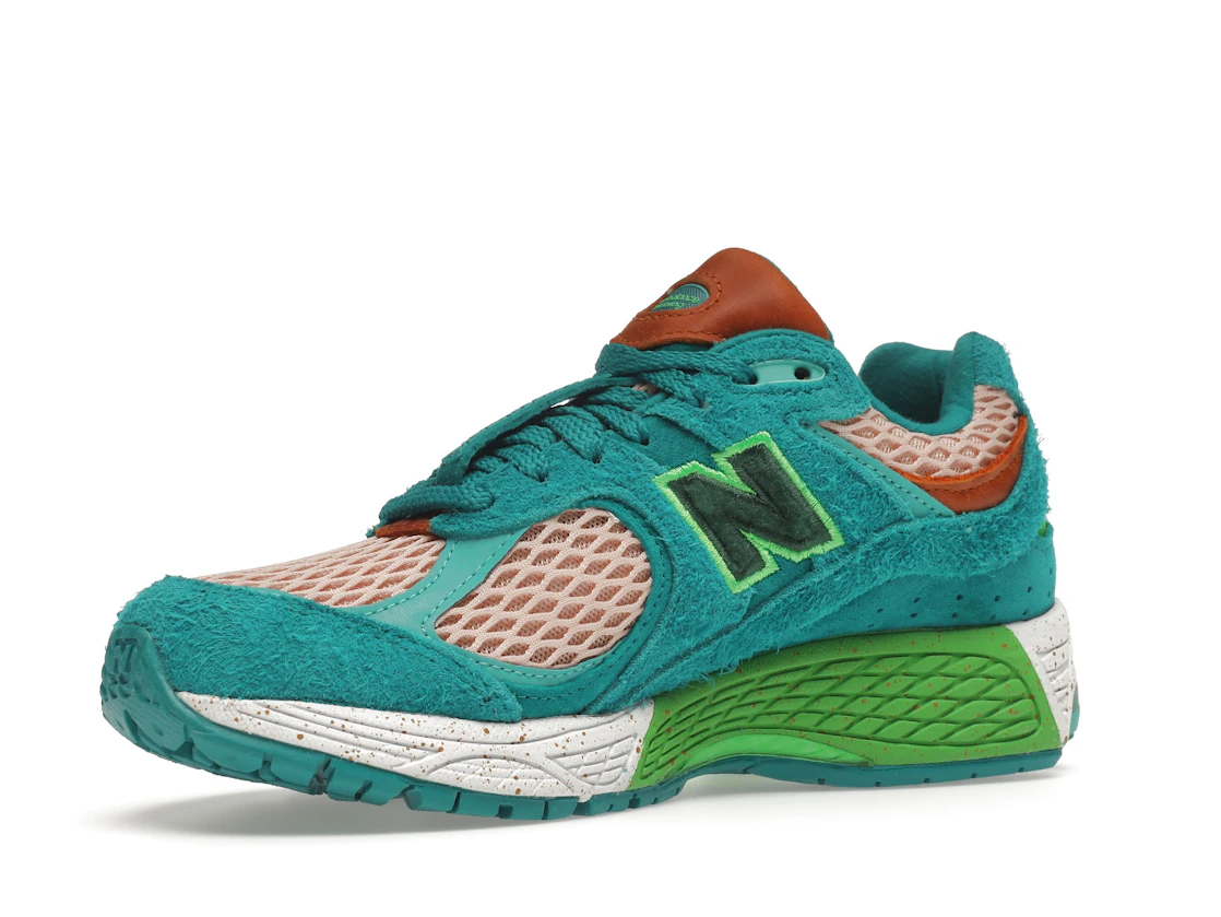 Vue 16 de New Balance 2002R Salehe Bembury Water Be The Guide