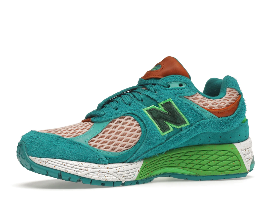 Vue 17 de New Balance 2002R Salehe Bembury Water Be The Guide