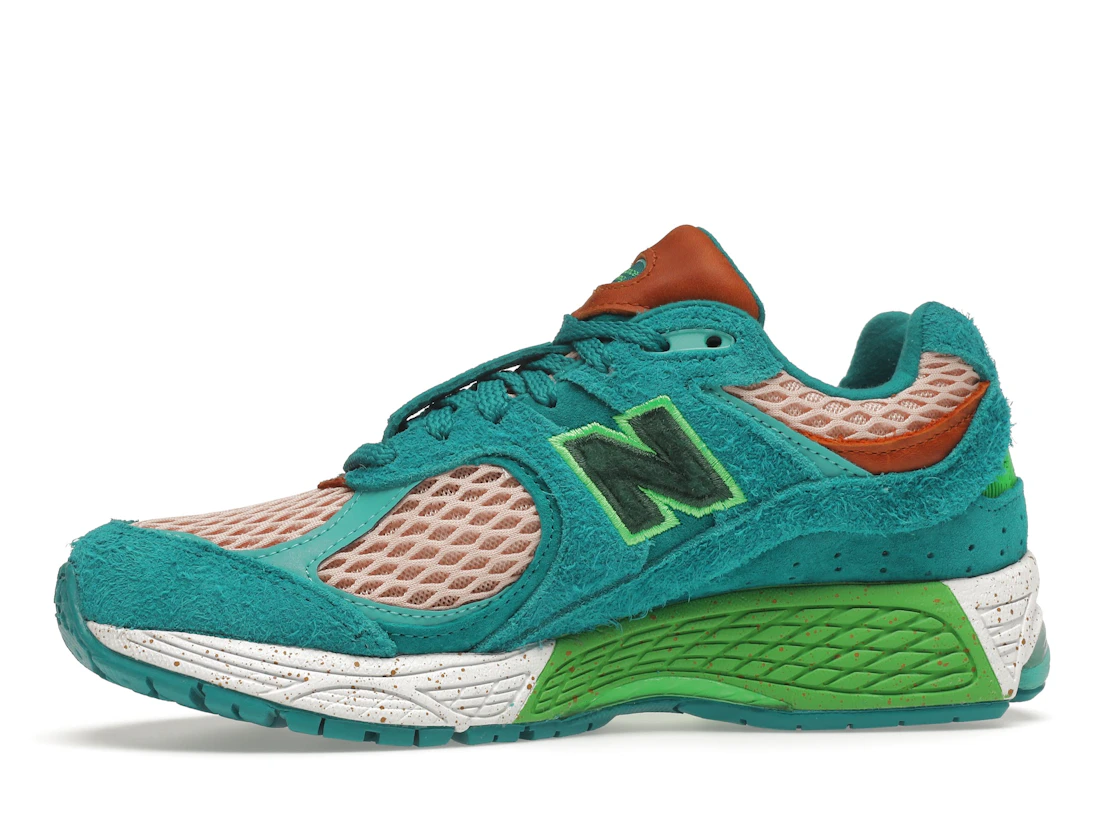 Vue 18 de New Balance 2002R Salehe Bembury Water Be The Guide