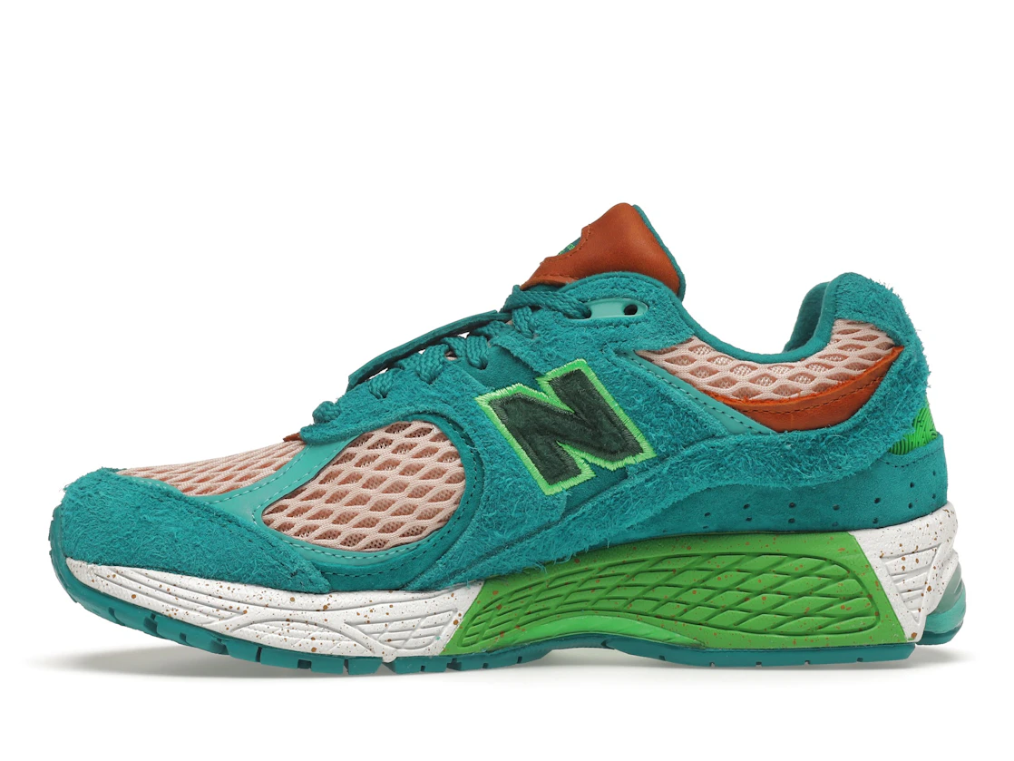 Vue 19 de New Balance 2002R Salehe Bembury Water Be The Guide