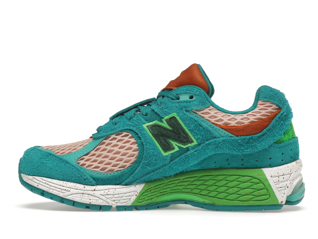 Vue 20 de New Balance 2002R Salehe Bembury Water Be The Guide