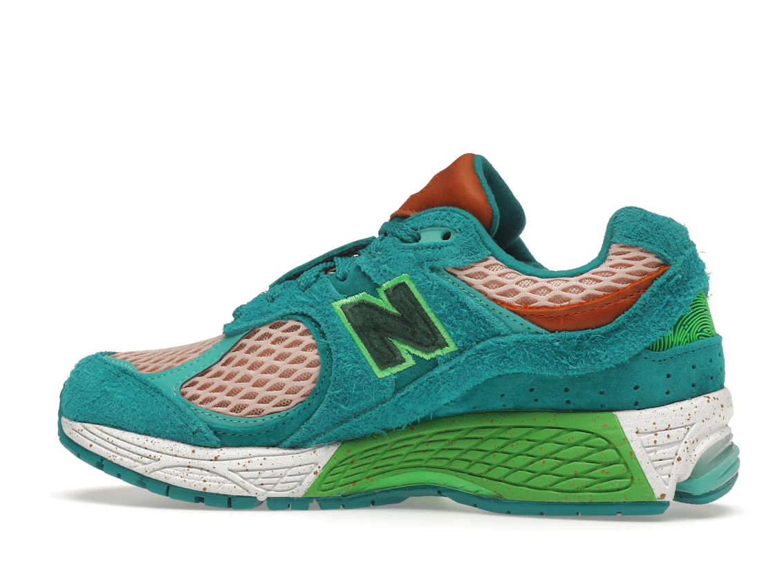 Vue 21 de New Balance 2002R Salehe Bembury Water Be The Guide