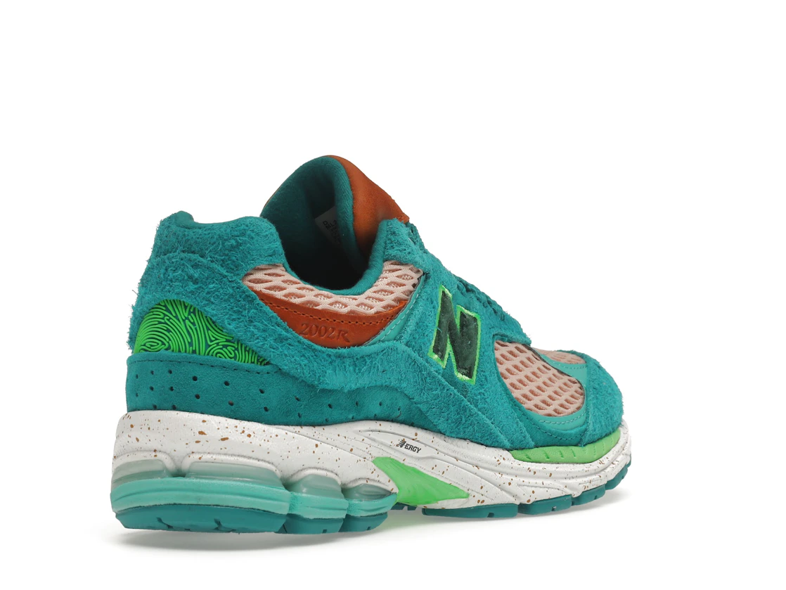Vue 32 de New Balance 2002R Salehe Bembury Water Be The Guide