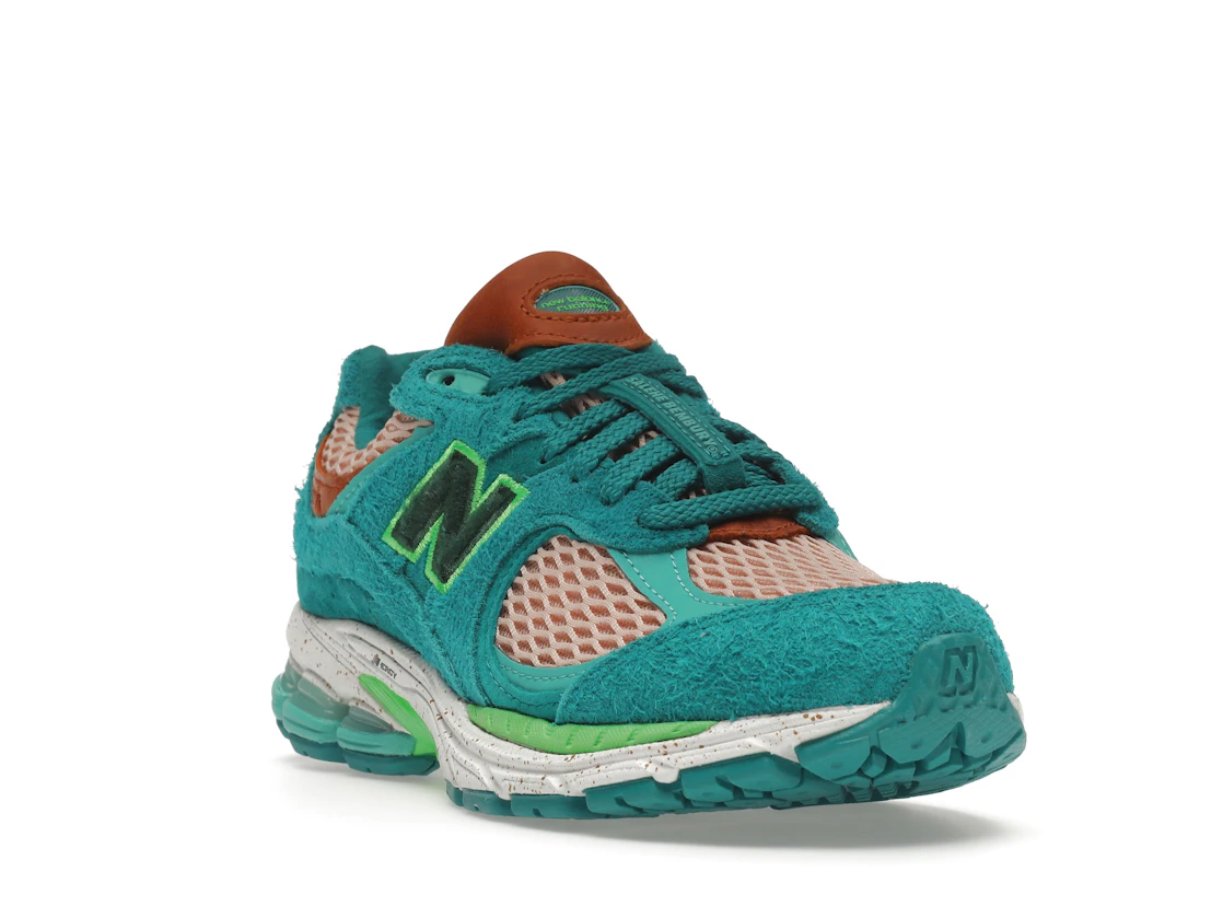 Vue 7 de New Balance 2002R Salehe Bembury Water Be The Guide
