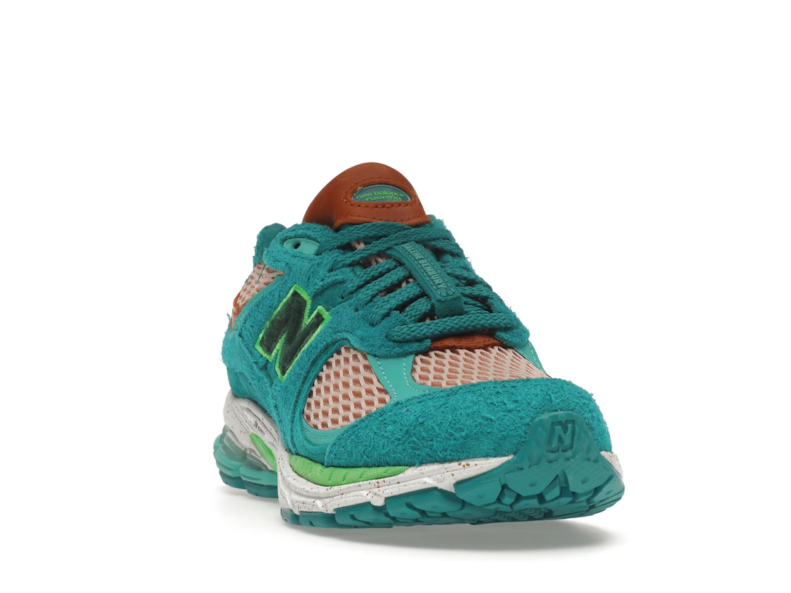 Vue 8 de New Balance 2002R Salehe Bembury Water Be The Guide