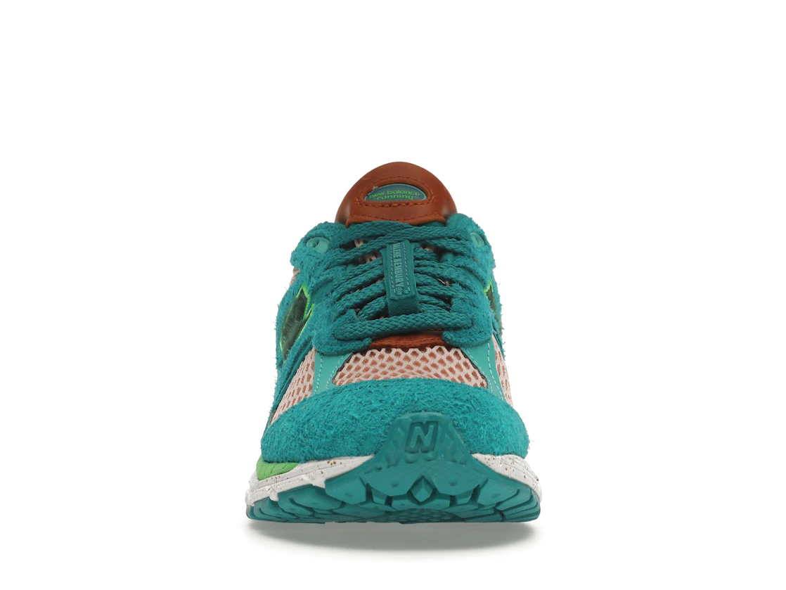 Vue 10 de New Balance 2002R Salehe Bembury Water Be The Guide