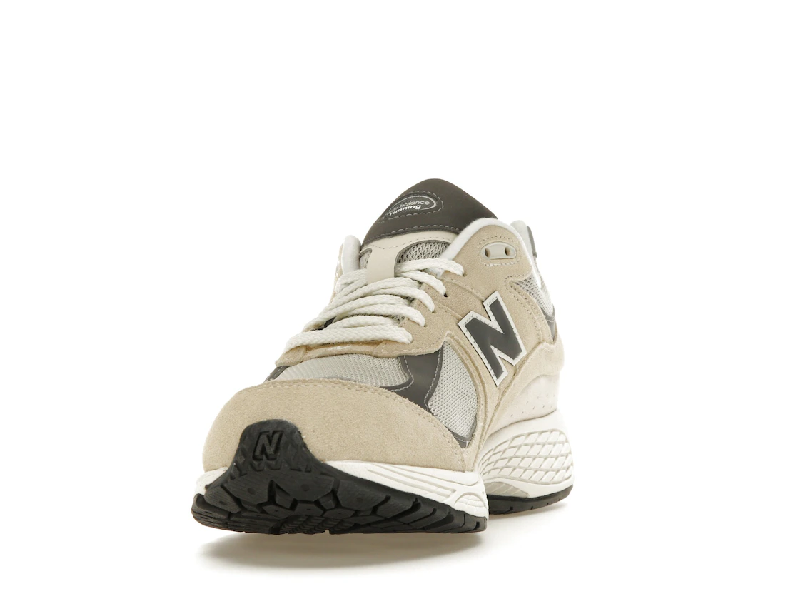 Vue 12 de New Balance 2002R Sandstone Magnet