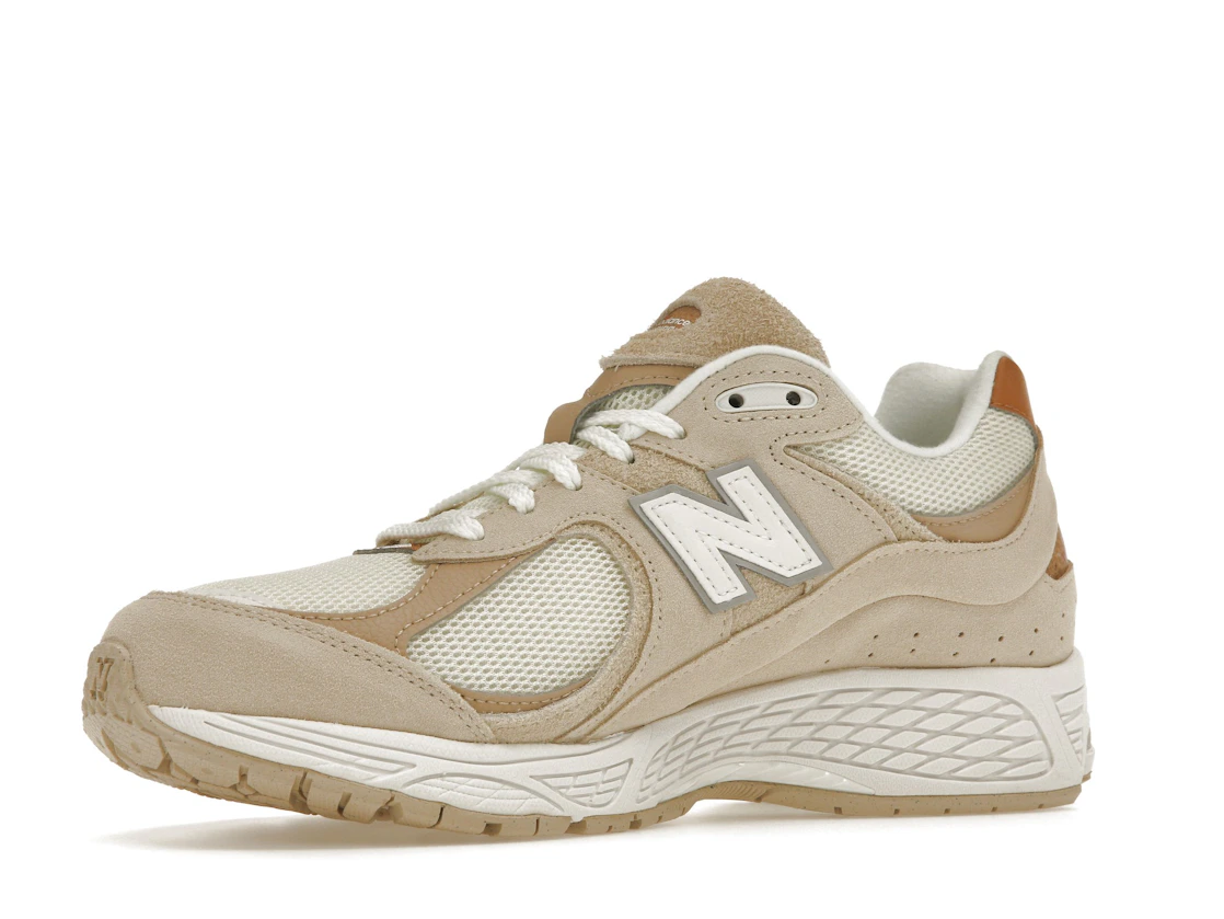 Vue 16 de New Balance 2002R Sandstone