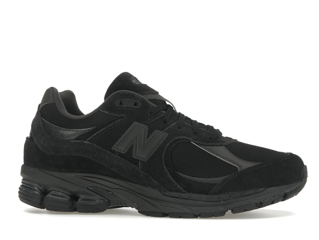 Vue 2 de New Balance 2002R Triple Black Suede