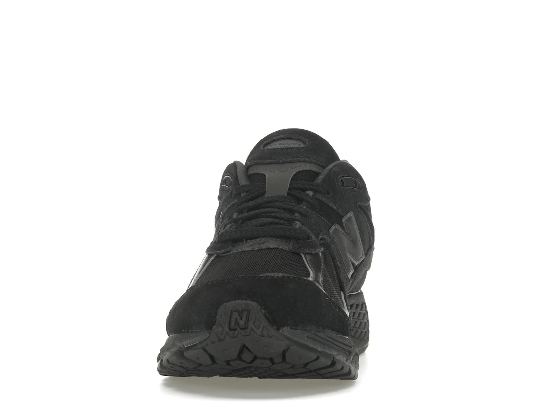 Vue 11 de New Balance 2002R Triple Black Suede
