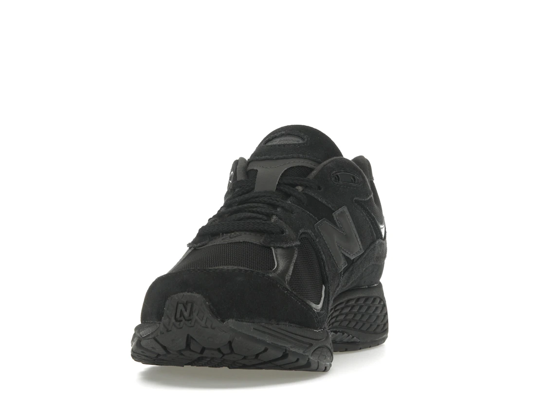 Vue 12 de New Balance 2002R Triple Black Suede