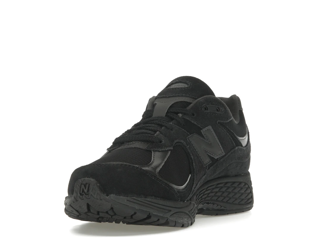 Vue 13 de New Balance 2002R Triple Black Suede
