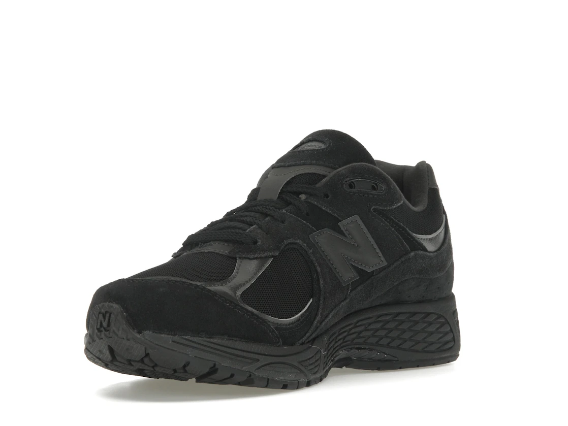 Vue 14 de New Balance 2002R Triple Black Suede
