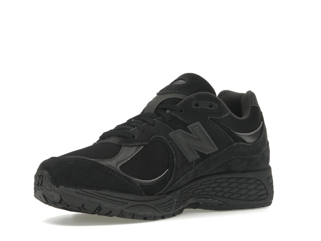 Vue 15 de New Balance 2002R Triple Black Suede